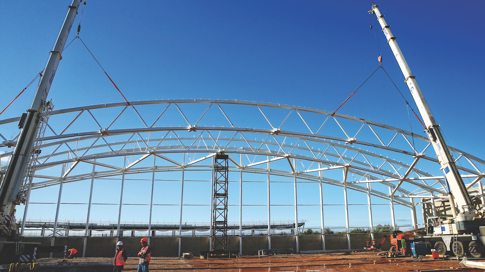 McLaren Construction recently completed one of the largest football training centres in the UK for Premier League club Leicester City. The signature building, with a steel-framed structure erected by fabricator BHC, houses a full-size football pitch. Some 1,700 tonnes of steelwork were used for the project. Photo credit: Plumb Images