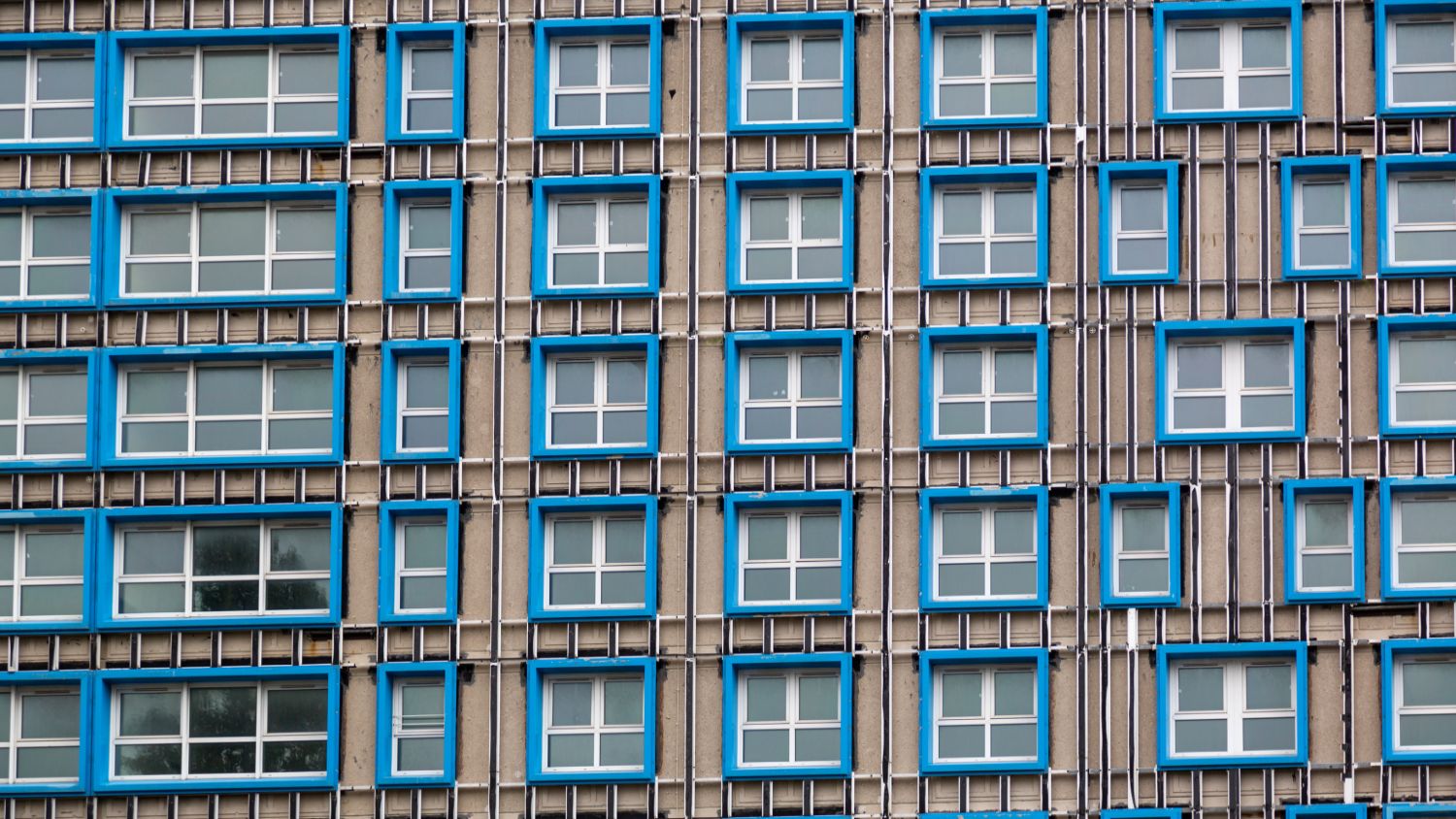 A tower block in Leamington with its cladding removed as a precaution following the Grenfell Tower disaster. (Photo 197698572 © Gary Hider | Dreamstime.com)