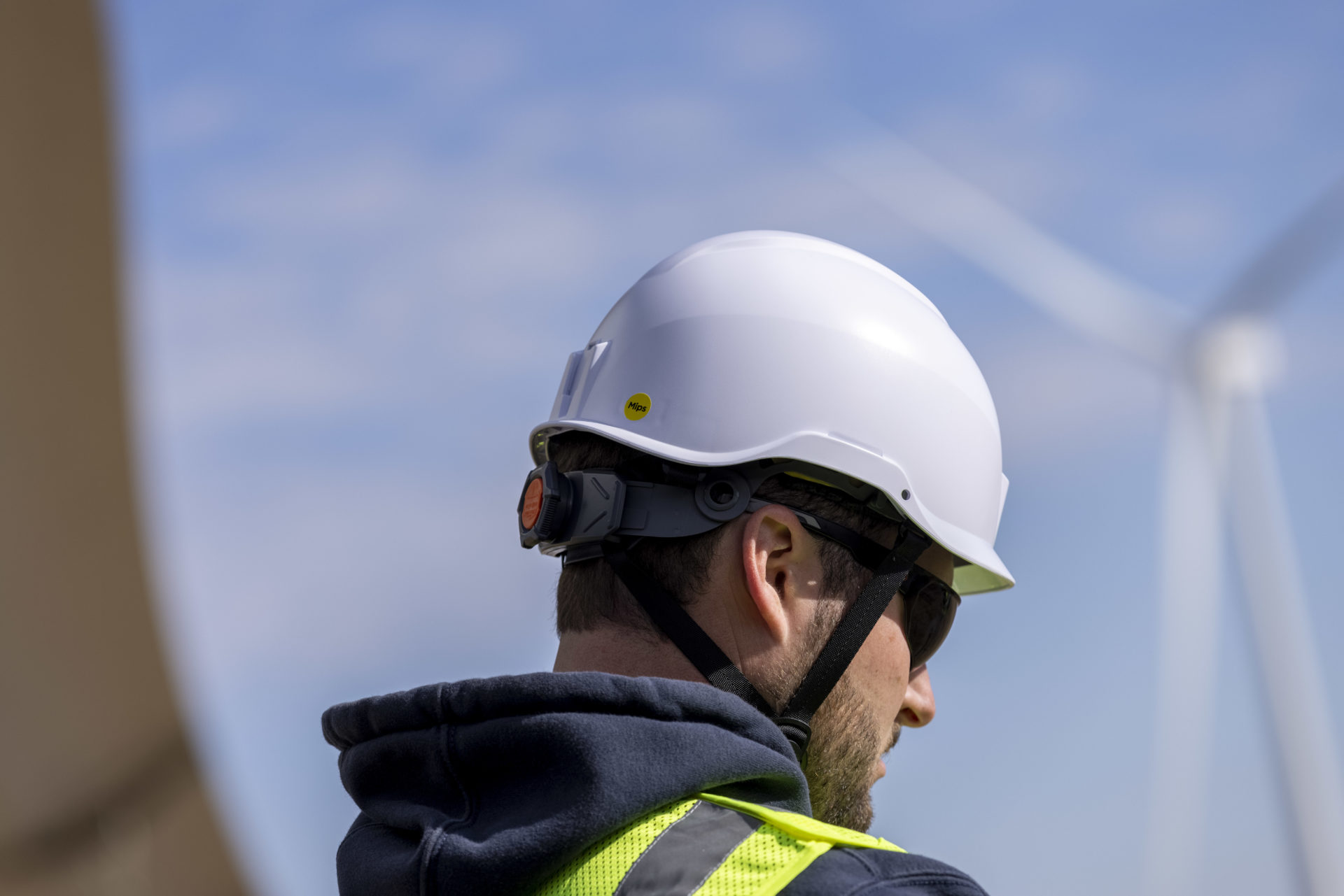 A construction worker wearing a Mips-equipped hard hat (Image courtesy of Mips)