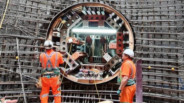 The barrel shutter in place inside the King George’s Park shaft to form the connection tunnel.