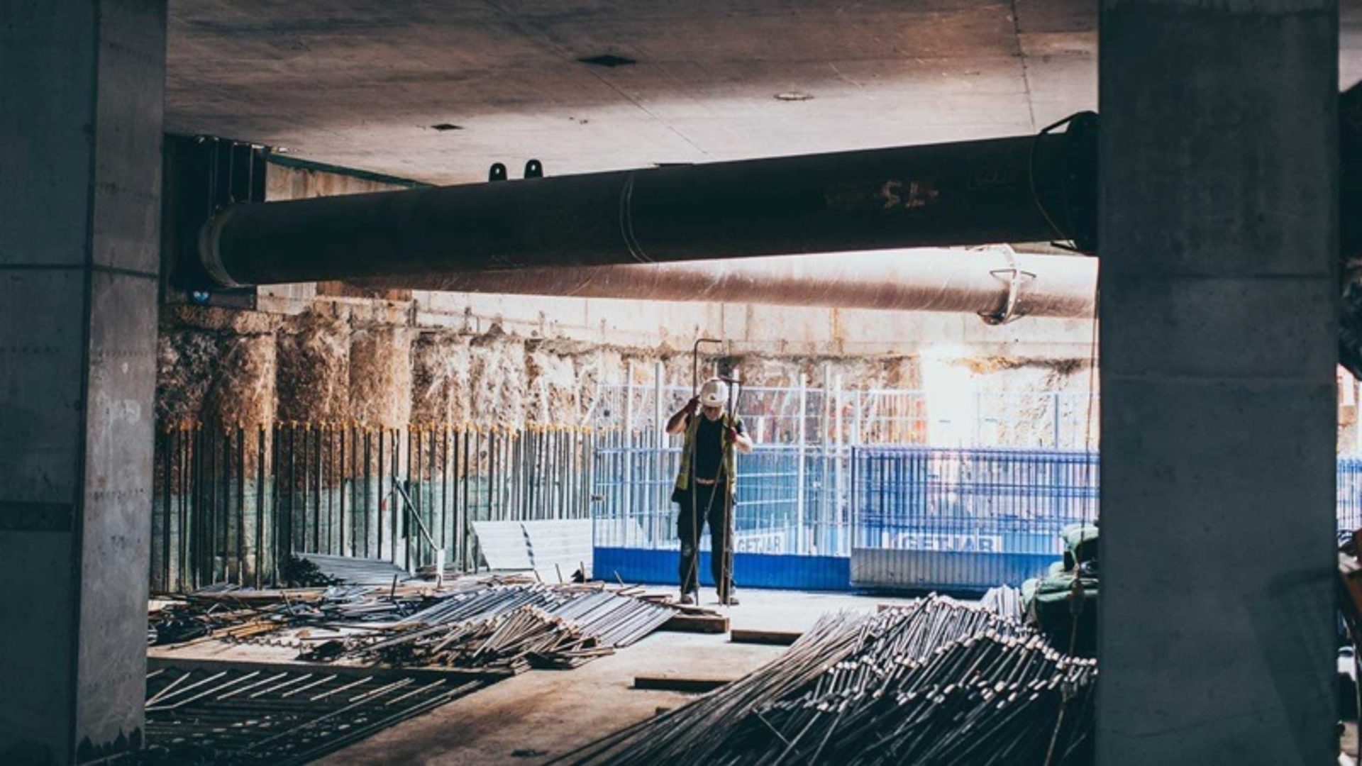 Constrained sites - A person with a hard helmet working at a construction site.