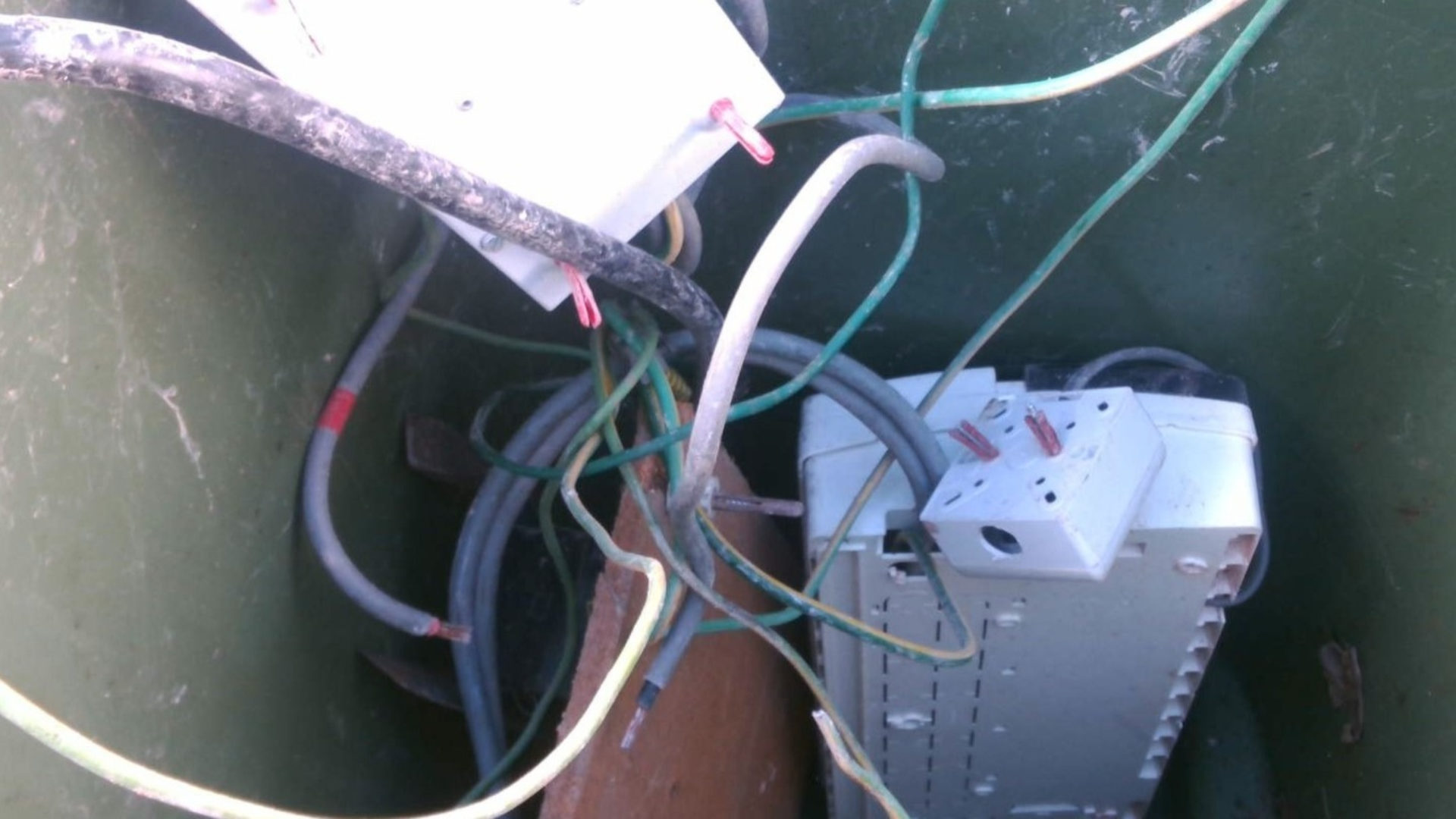 A series of cables and a plug.