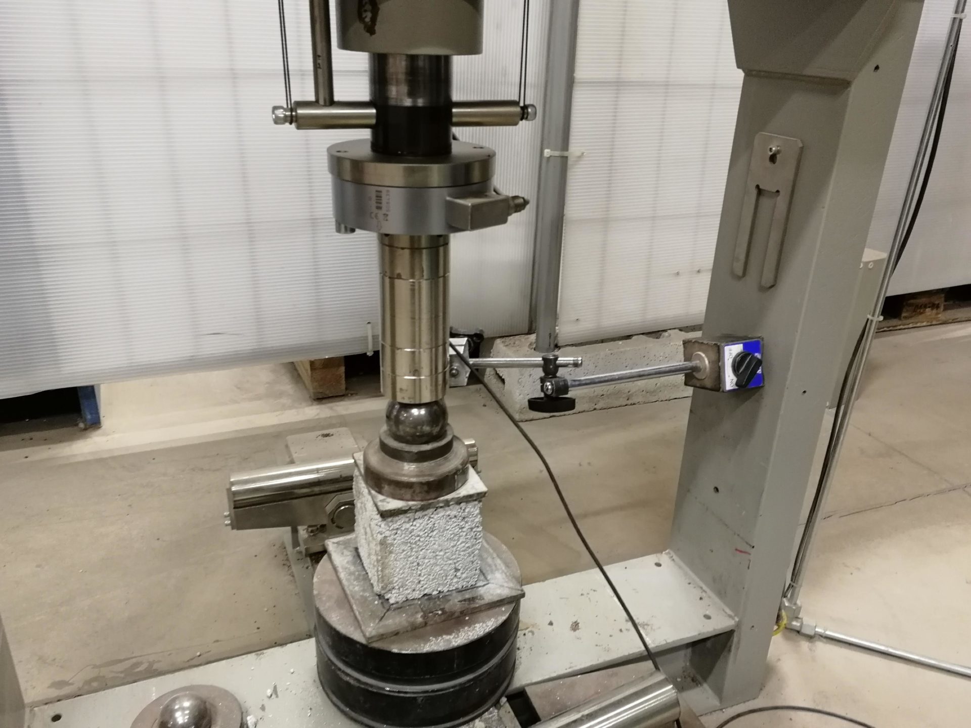 Project REUCET: compression test on insulating mortar