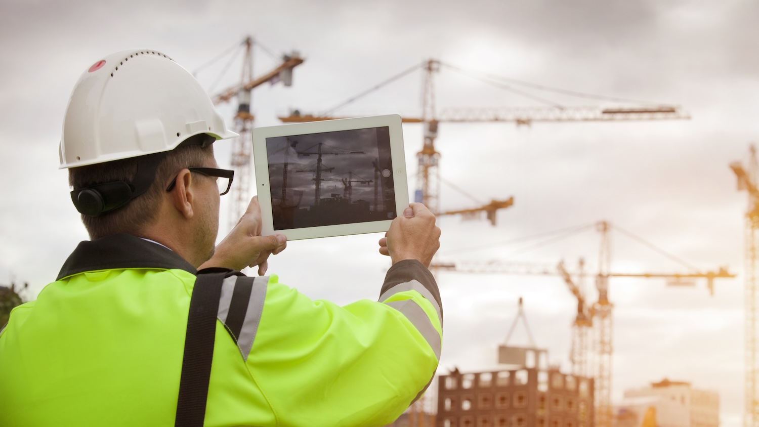 Construction workforce (image: Mikael Damkier, Dreamstime.com)