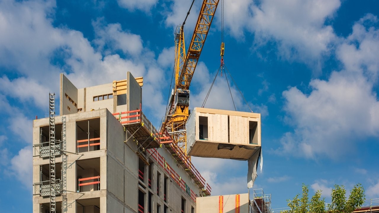 A crane lifting a modular unit in a construction site - CIOB backs Code for Construction Product Information